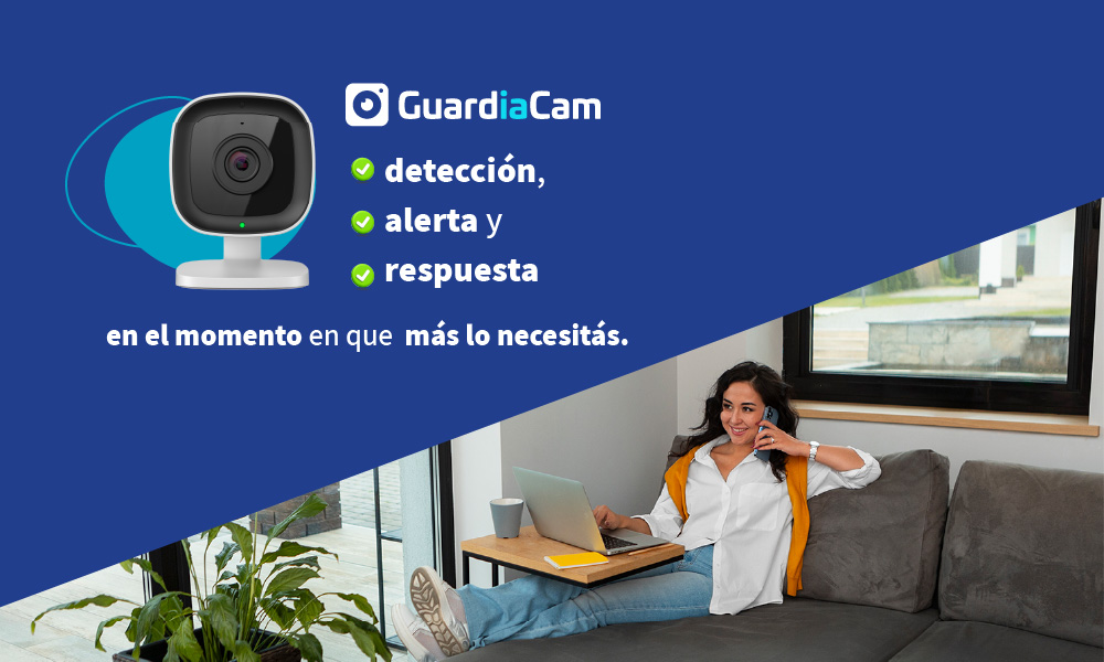 Persona tranquila en casa gracias a la seguridad 24/7 de Guardiacam.