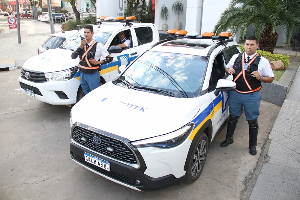 Equipo y vehículos de respuesta de Protek en Paraguay
