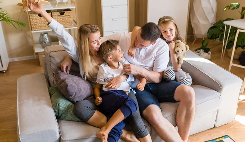 Familia disfrutando tranquila en su hogar
