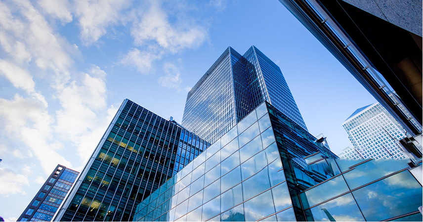 Toma en perspectiva de edificios corporativos con cristales espejados
