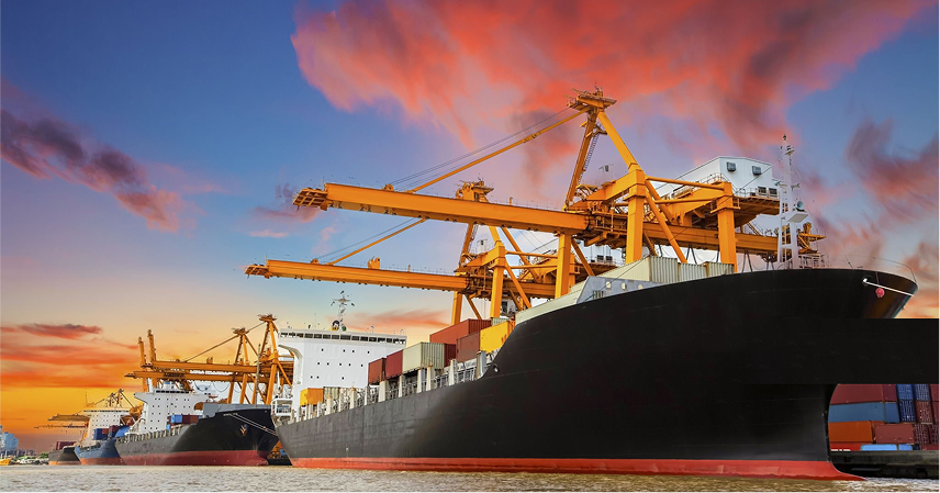Toma de enorme barco en puerto cargando containers con grúas
