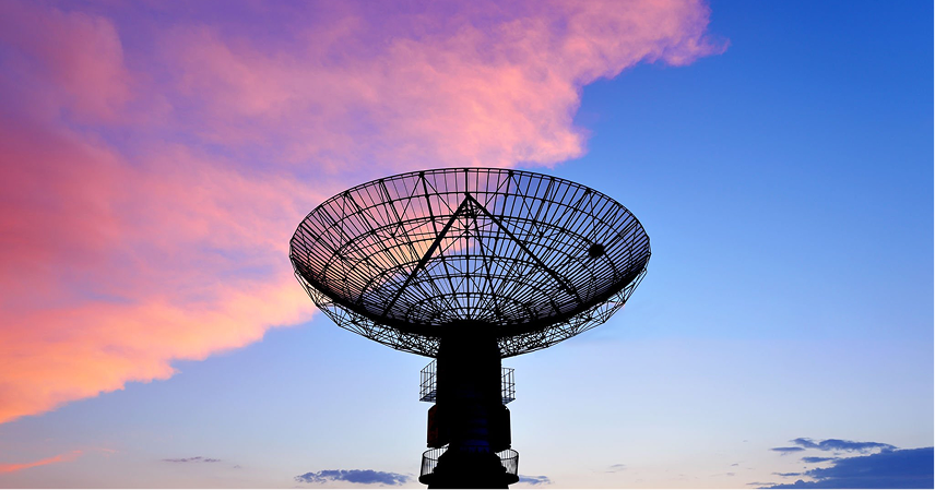 Primer plano de antena de telecomunicaciones sobre cielo celeste