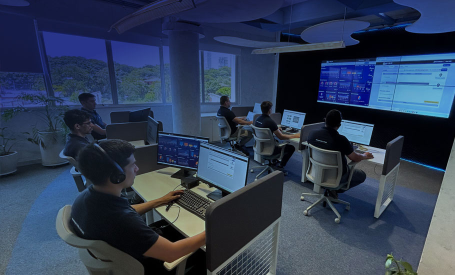 Toma de oficina de central de monitoreo con personas trabajando