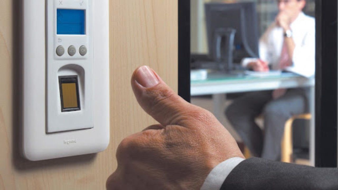 ¿Qué es un control de acceso y salida? Consejos para implementarlo en tu empresa