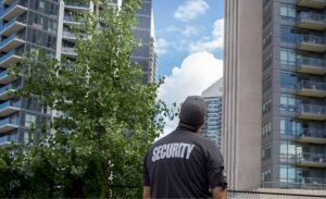 Descubre cómo saber si tu negocio necesita un guardia de seguridad