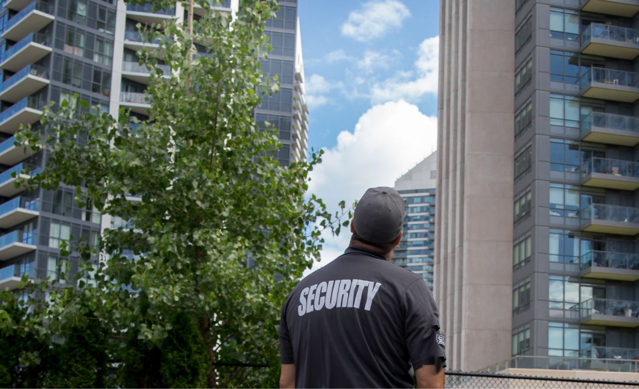 Descubre cómo saber si tu negocio necesita un guardia de seguridad