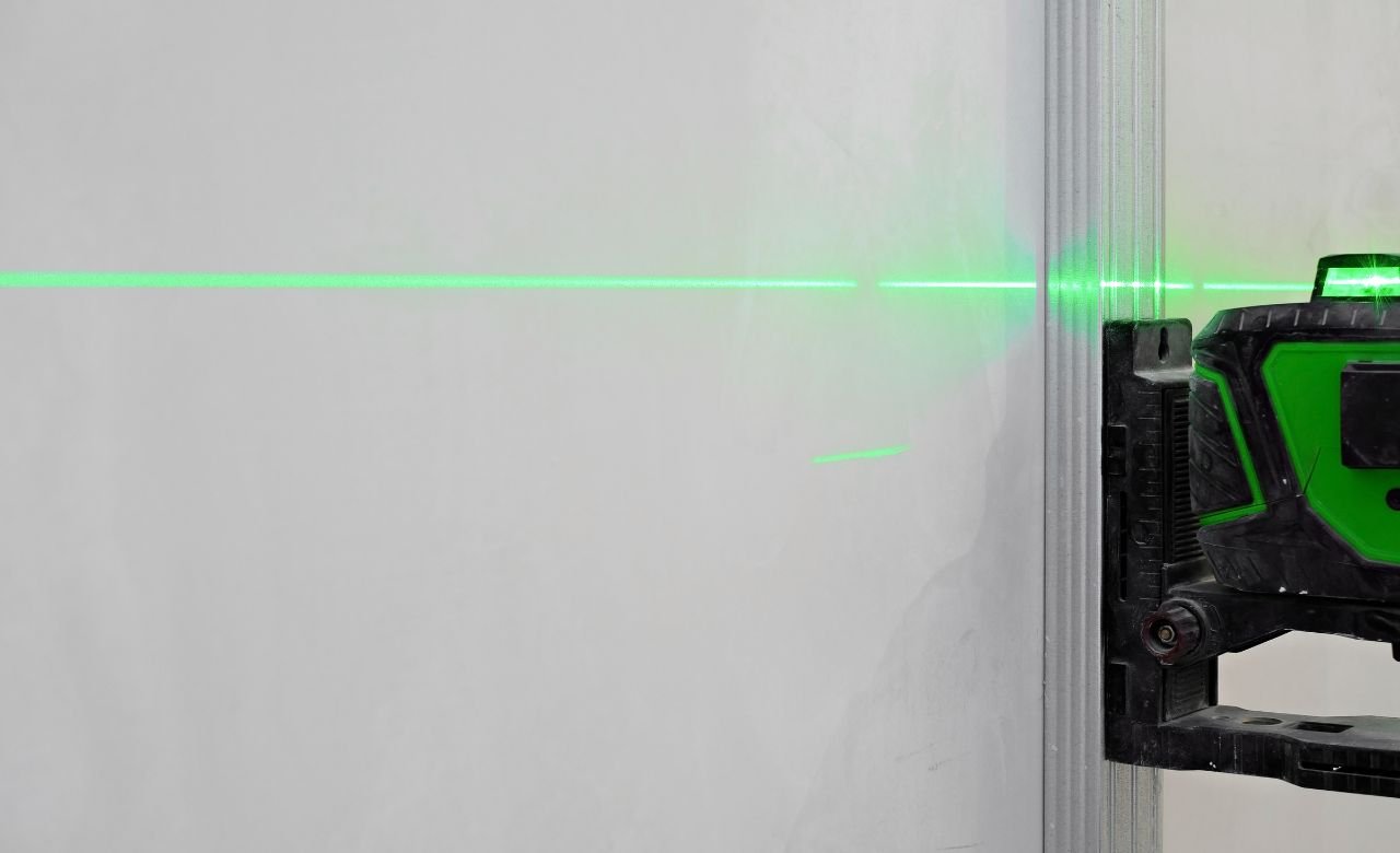 ¿Qué es un sensor de triangulación láser y cuál es su función?
