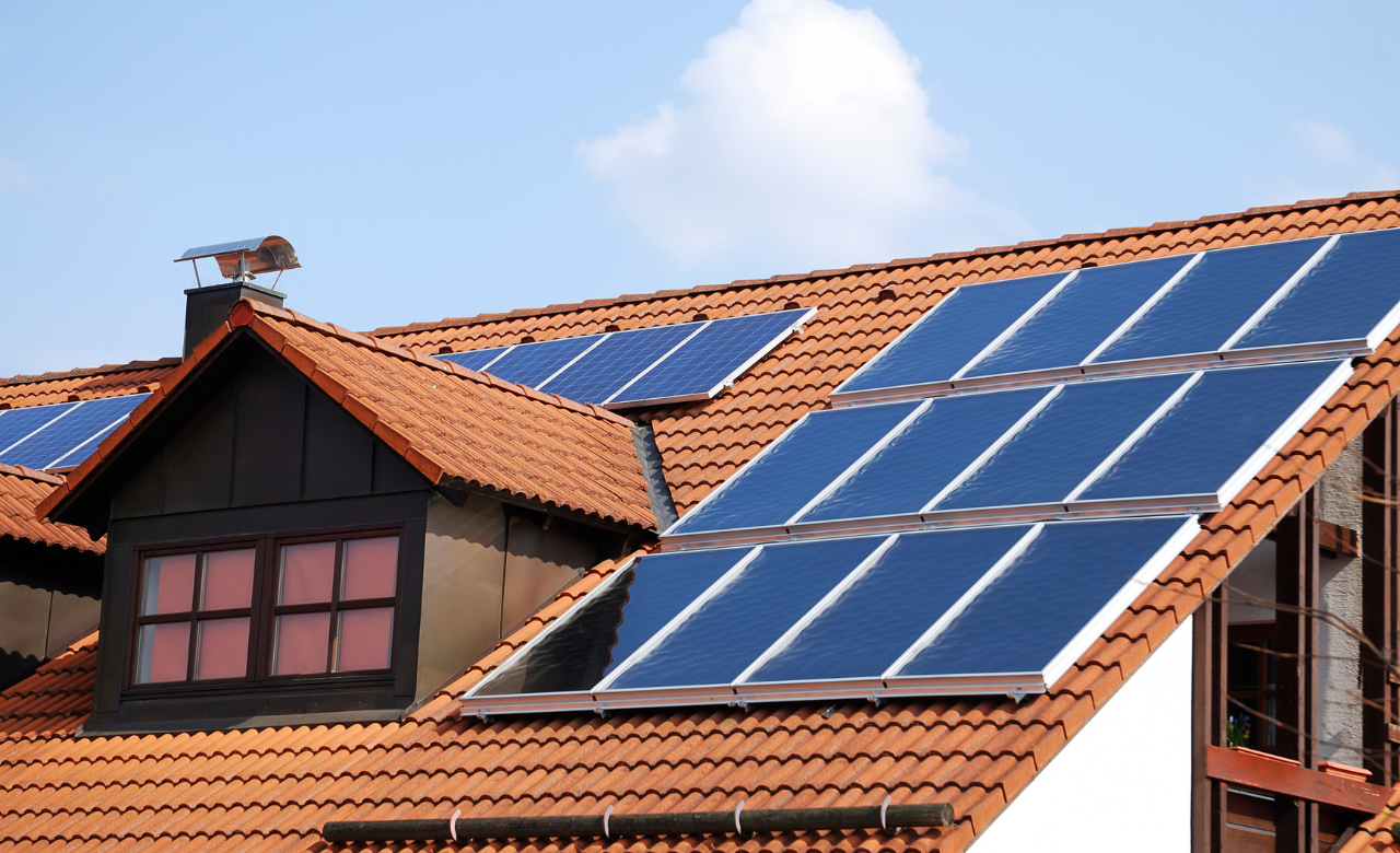 Beneficios de usar paneles solares como fuente de energía en el hogar