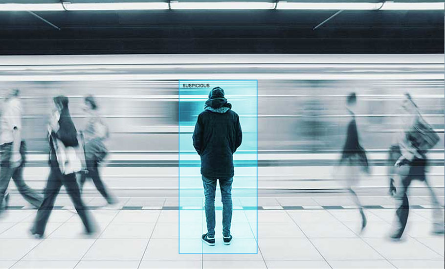 Toma de persona sospechosa de espaldas vestida con capucha parada en metro y detectado por sistema de detección automática
