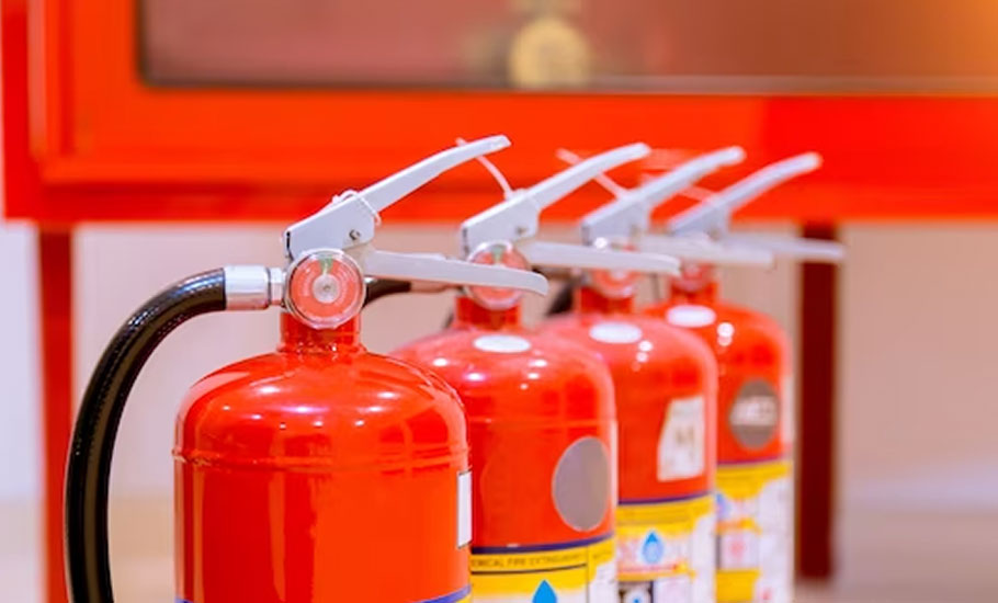 Primer plano de extintores de incendio dispuestos en hilera